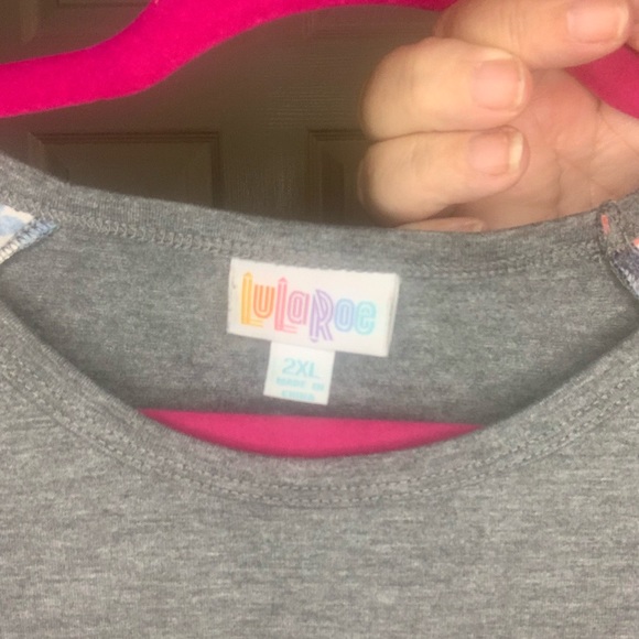 LulaRoe Randy Top Gray Floral Sleeves Sz 2X - Picture 3 of 4